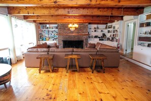 Una televisión, una chimenea, videojuegos, una mesa de tenis de mesa