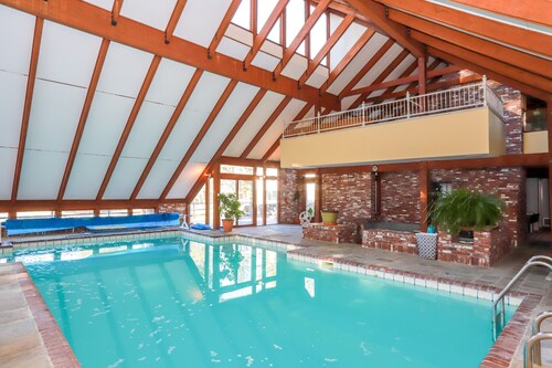 Mountainside Estate. Private Indoor Pool, near Ragged Mtn. & Sunapee, sleeps 28