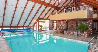 Mountainside Estate. Private Indoor Pool, near Ragged Mtn. & Sunapee, sleeps 28