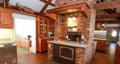 Mountainside Estate. Private Indoor Pool, near Ragged Mtn. & Sunapee, sleeps 28