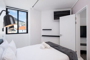 1 bedroom, desk, laptop workspace, free WiFi - The Flamingo by Perch Stays (Cape Town)