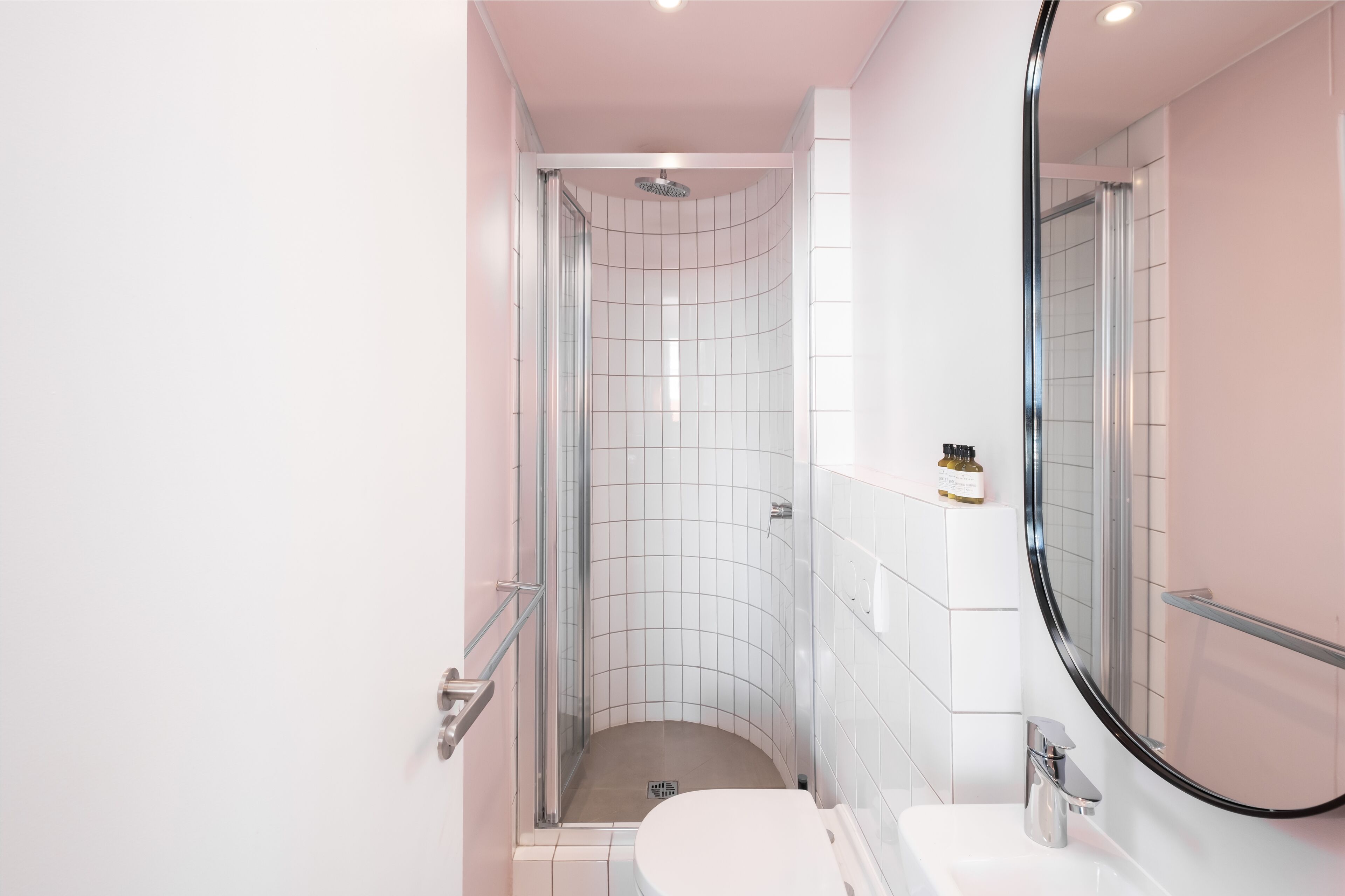 ไดร์เป่าผม, ผ้าเช็ดตัว, สบู่, ยาสระผม