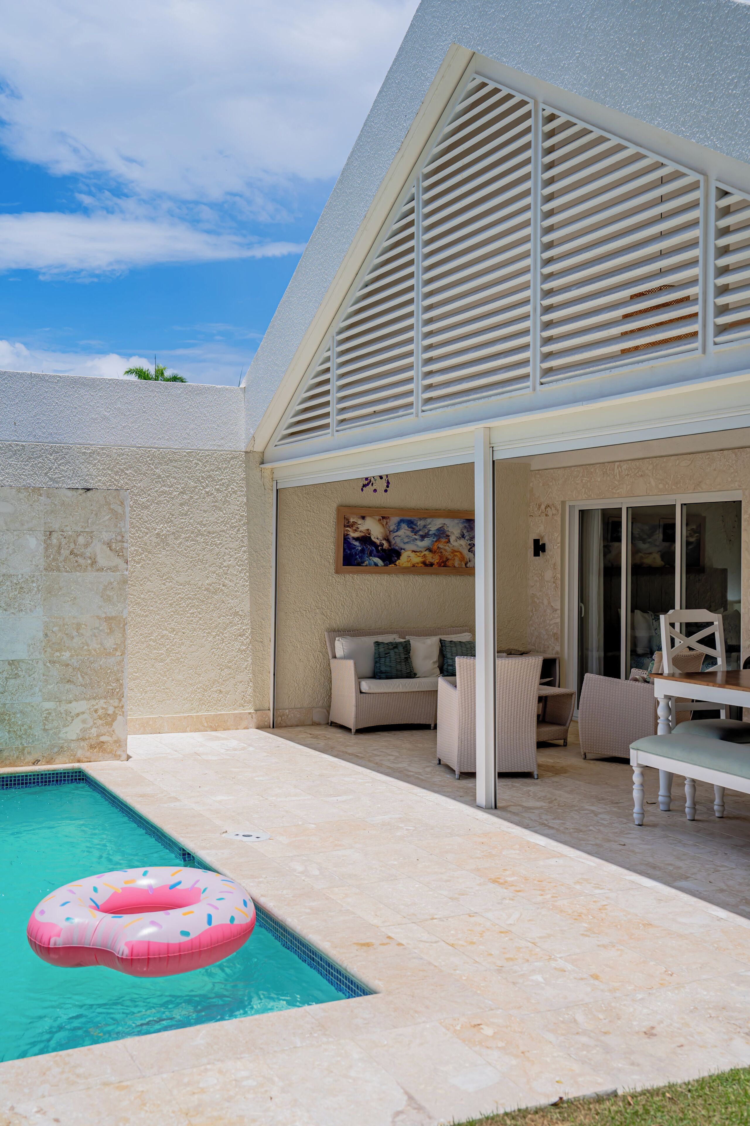 Alberca techada y alberca al aire libre