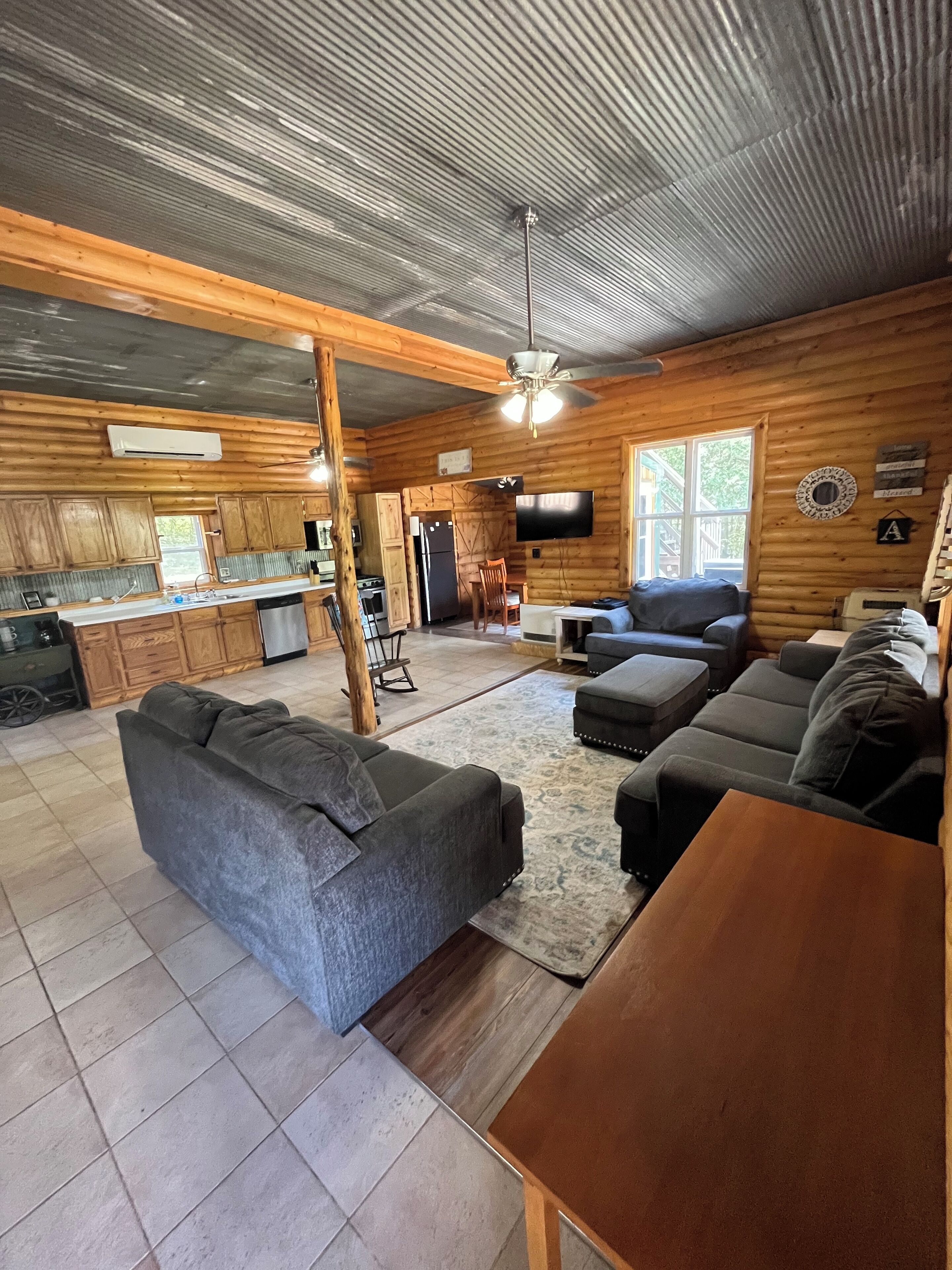 TV connectée, cheminée, jeux vidéo, lecteur de DVD