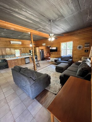 智能電視、壁爐、電子遊戲、DVD 播放機