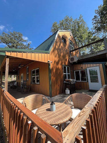 Cabin at the Cove. A hidden cabin walking distance to a private cove.