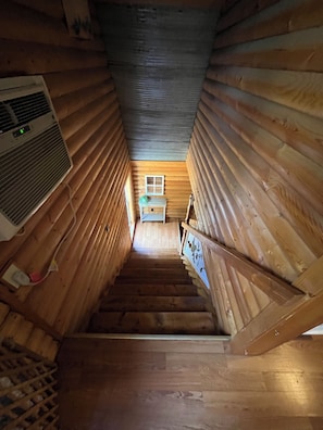 Interior - Cabin at the Cove. A hidden cabin walking distance to a private cove. (Pittsburg)