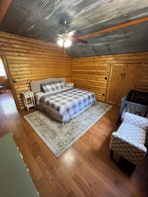 2 間睡房、書桌、床單