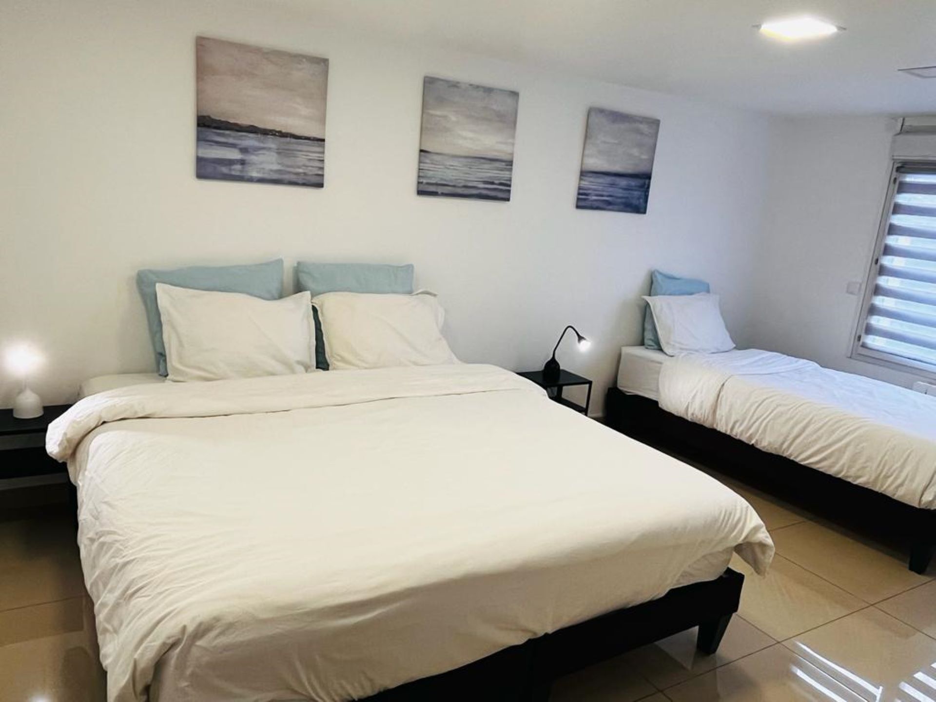 2 makuuhuonetta, työpöytä, silitysrauta/-lauta, vauvan matkasänky