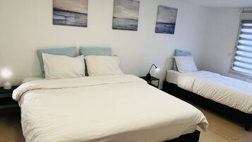 2 slaapkamers, een bureau, een strijkplank/strijkijzer, reisbedje