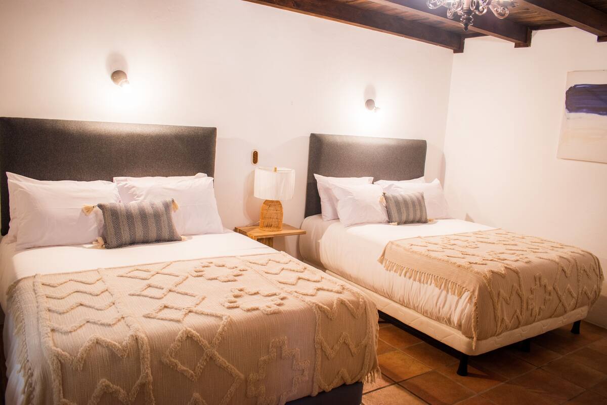 Deluxe Room, 2 Queen Beds - Ground Floor | ผ้าม่านกันแสง, เตารีด/โต๊ะรีดผ้า, Wi-Fi ฟรี
