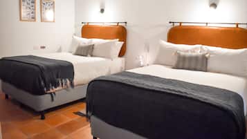 Deluxe Room, 2 Double Beds - Second Floor | 獨特設計、遮光窗簾/窗簾、熨斗/熨衫板、免費 Wi-Fi