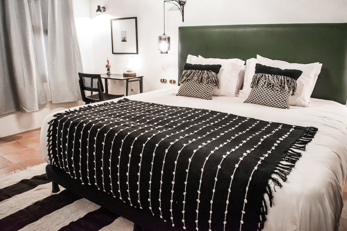 Premium Room, 1 King Size Bed - Ground Floor | ผ้าม่านกันแสง, เตารีด/โต๊ะรีดผ้า, Wi-Fi ฟรี