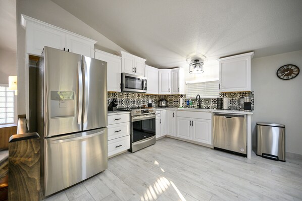 冰箱、微波炉、烤箱、炉灶