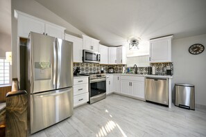 Fridge, microwave, oven, stovetop - Romantic honeymoon cabin with hot tub! (Broken Bow)