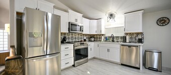 Romantic honeymoon cabin with hot tub!