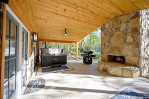 Terrace/patio - Romantic honeymoon cabin with hot tub! (Broken Bow)