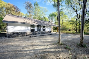 Exterior - Romantic honeymoon cabin with hot tub! (Broken Bow)