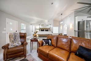 1 bedroom, WiFi, bed sheets - Romantic honeymoon cabin with hot tub! (Broken Bow)