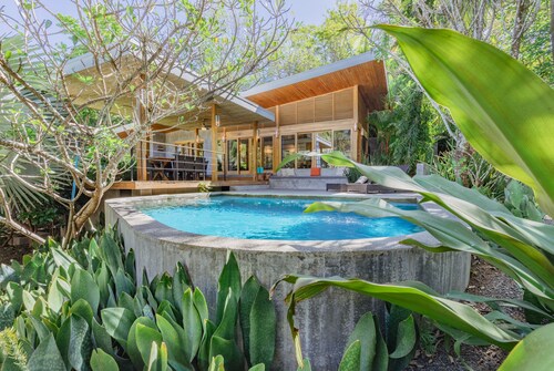 Tropical Modern Home w/pool near the beach & surf