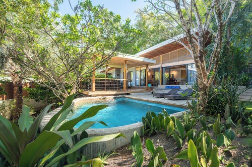 Tropical Modern Home w/pool near the beach & surf