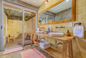 タオル、トイレットペーパー