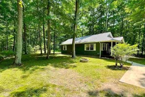 Exterior - 3- Bedroom cottage near Pleasant Lake in Cadillac (Cadillac)