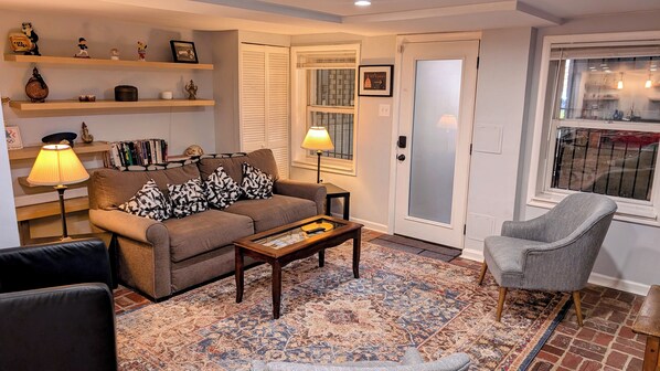 Interior - Delightful 1 bdrm/2 bed in center of Capitol Hill. (Washington)