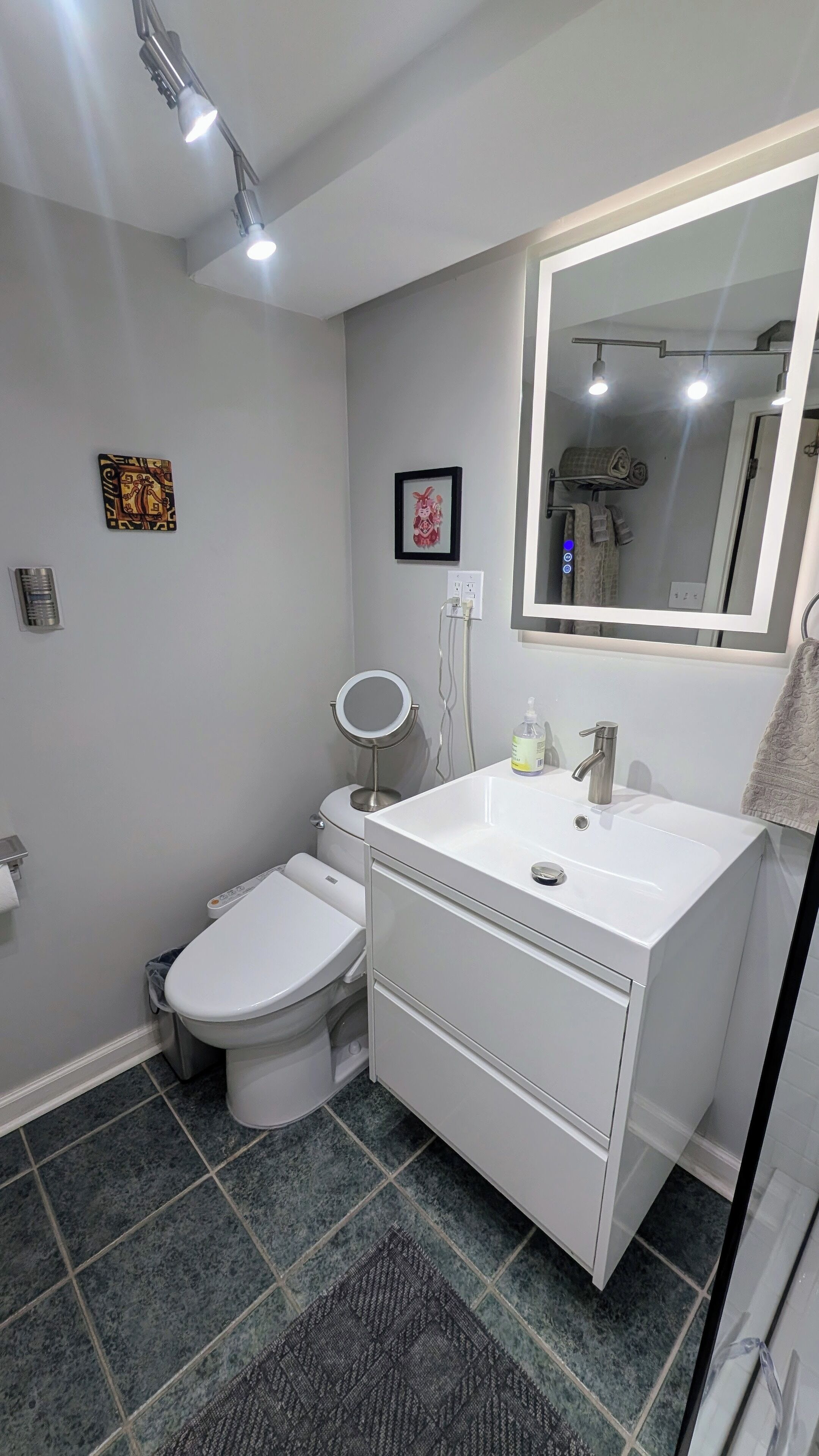 Ducha y bañera combinadas, secador de pelo, toallas y jabón