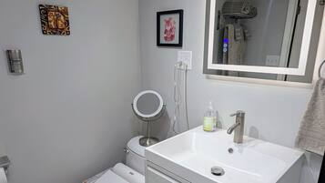 Ducha y bañera combinadas, secador de pelo, toallas y jabón
