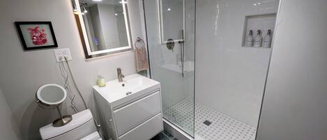 Combined shower/bathtub, hair dryer, towels, soap