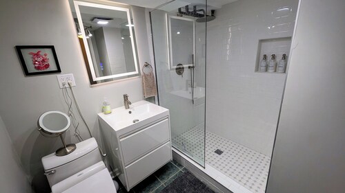 Delightful 1 bdrm/2 bed in center of Capitol Hill.