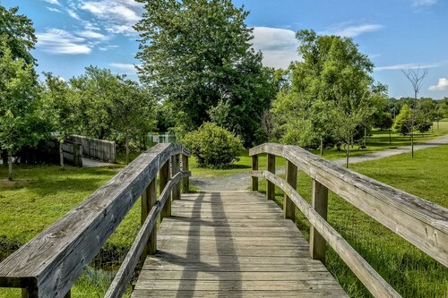 Contemporary, spacious home with firepit, washer/dryer, & central AC