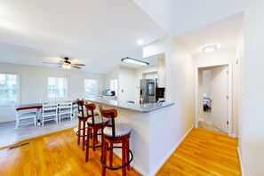 Interior - Contemporary, spacious home with firepit, washer/dryer, & central AC (Ocean Pines)