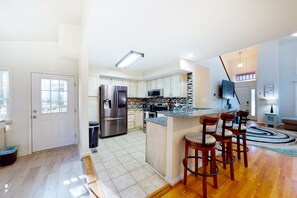 Fridge, microwave, oven, stovetop - Contemporary, spacious home with firepit, washer/dryer, & central AC (Ocean Pines)