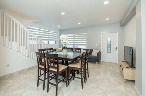 Dining - Beautiful 7-Bedroom Villa with Pool (Hialeah)