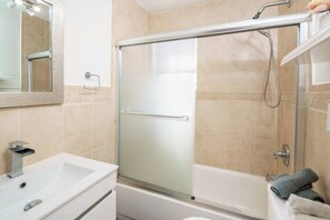 Badewanne, Haartrockner, Handtücher