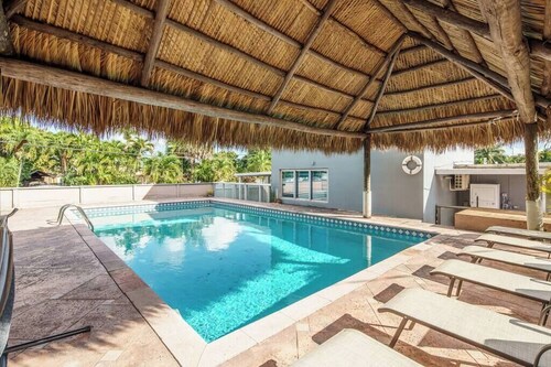 Beautiful 7-Bedroom Villa with Pool