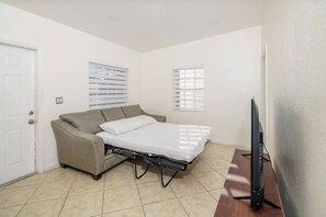 7 Schlafzimmer, Bügeleisen/Bügelbrett, Reisekinderbett, WLAN