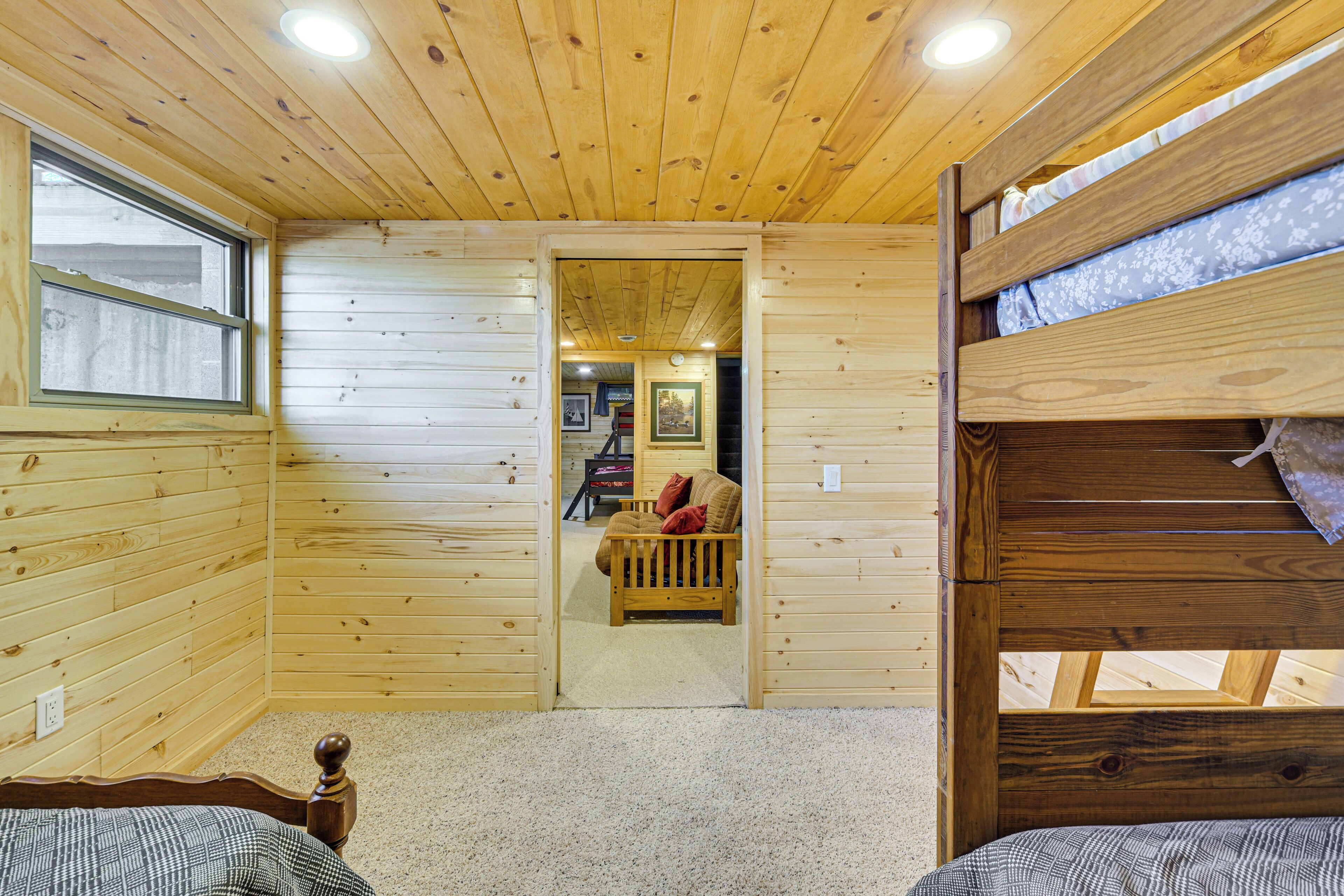 4 chambres, bureau, fer et planche à repasser, lit de bébé portatif