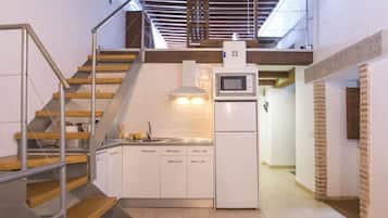 Frigorífico, microondas, horno y lavavajillas