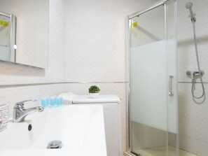 Dusche, Haartrockner, Handtücher