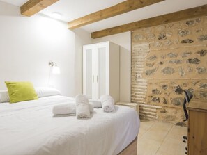 2 bedrooms, iron/ironing board, Internet, bed sheets