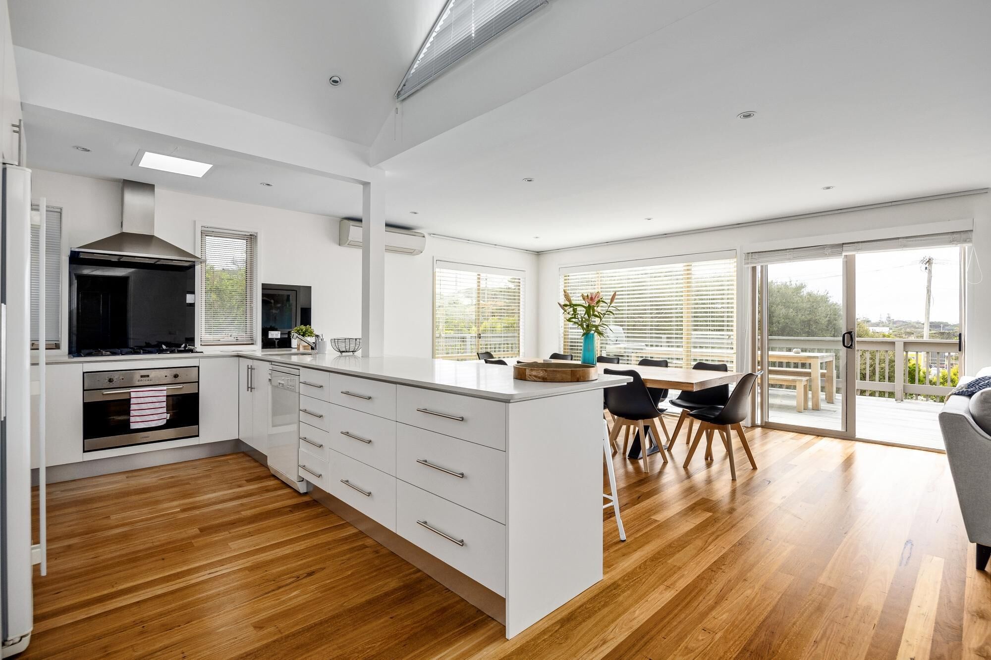 Micro-ondes, lave-vaisselle, cafetière/bouilloire