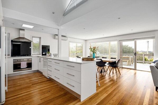 Micro-ondes, lave-vaisselle, cafetière/bouilloire