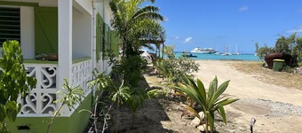 Spacious quiet house seconds from the beach
