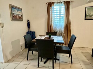 Dining - House seconds from the beach (Sandy Ground)
