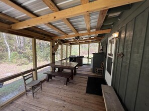 Outdoor dining - Beautiful Cabin in quiet rural location (Sylvania)