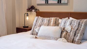 4 bedrooms, desk, iron/ironing board, travel crib