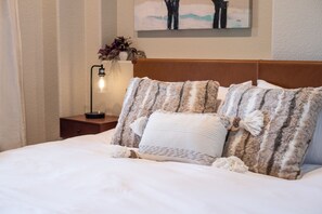 5 habitaciones, escritorio y tabla de planchar con plancha